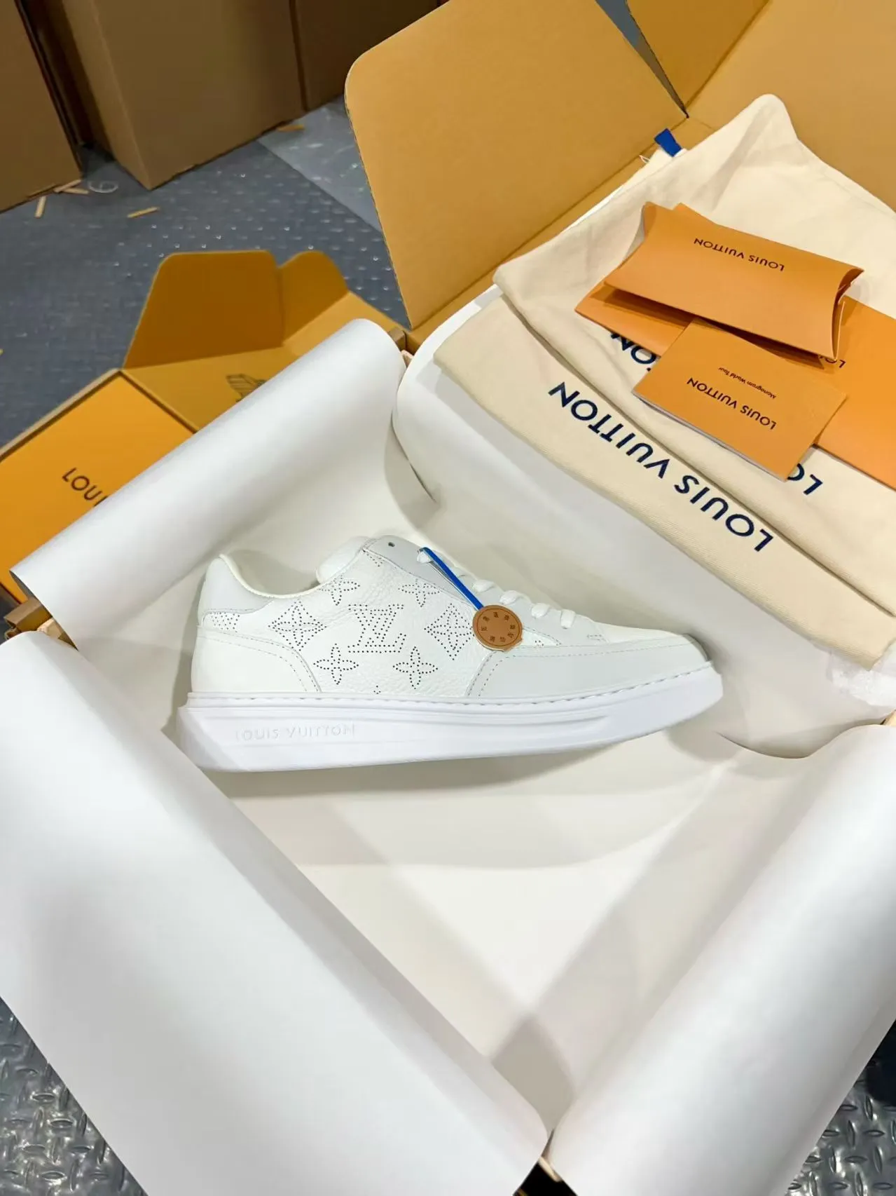 👟👟Ex-factory price 640👟👟 Vuitton Louis Vuitton Beⅴerly Hⅰll men's casual sports shoes white shoes —————————— Good looks and handsome feet, every color is huge and beautiful! A must-have item for fashionistas 🛍 Original custom-made embossed grained calfskin (not superfiber leather on the market, everyone needs to distinguish it!) symmetrical old pattern washed denim; all accessories and accessories are customized according to the original 1:1. Even the color matching of the shoelaces is customized 1:1. Original identical private model TPU outsole. Many clever little designs must have the original version to see that they are well done. The quality lies in the details! The original consistent chip tag can be directly entered into the LV official website 😏 Purchasing agent for ceiling level. Full set of Jingmei aircraft box packaging. Please look for our quality‼ ️ Please pay attention to distinguish the currency materials on the market! Code number: 37-45